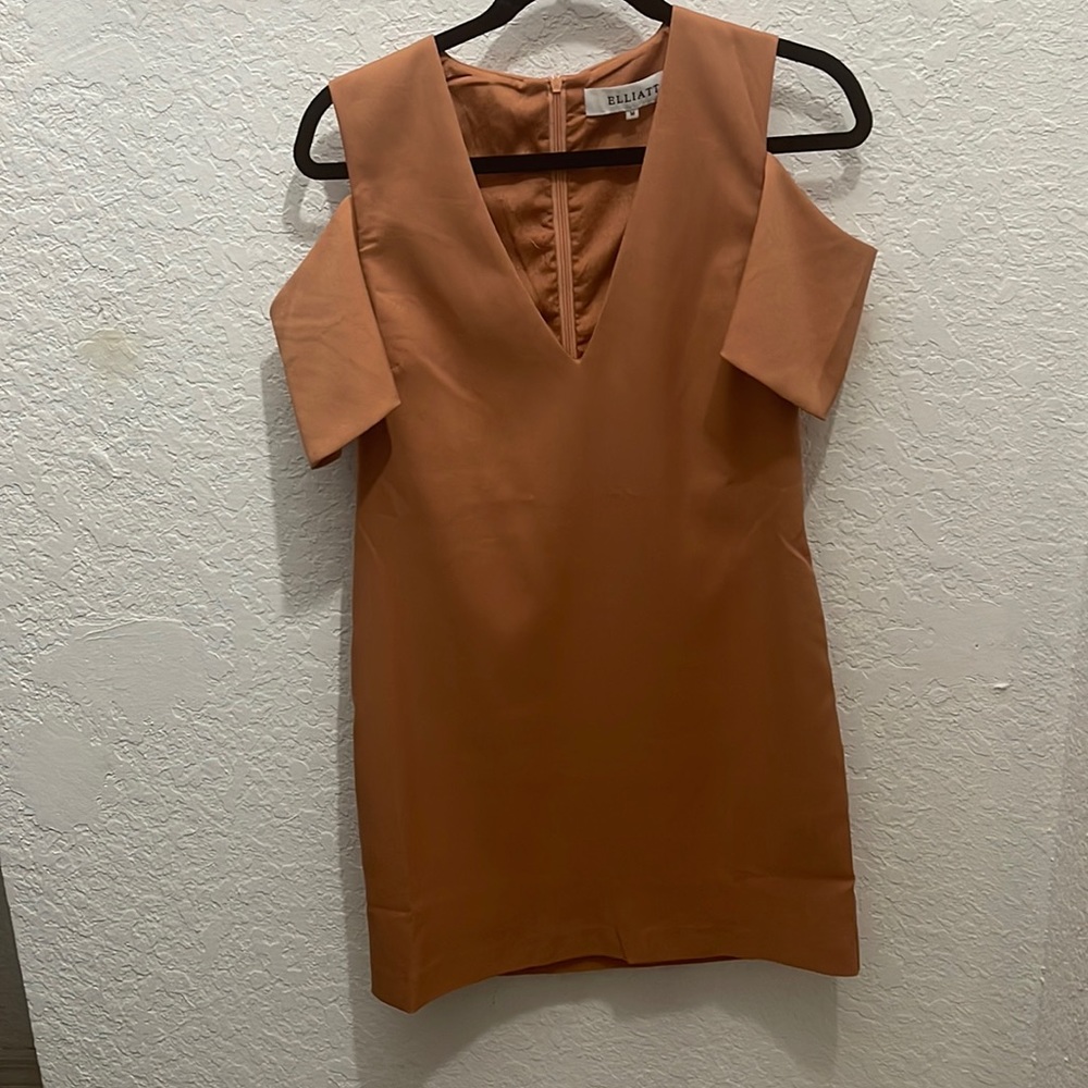 Apricot Elliatt - cold shoulder dress